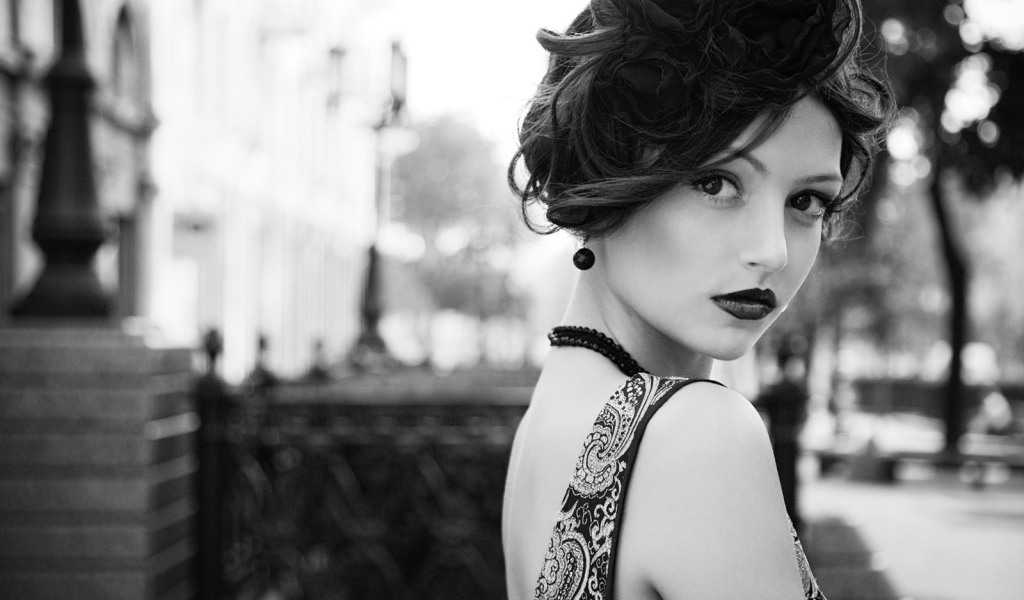 Брюнетка с тёмной помадой