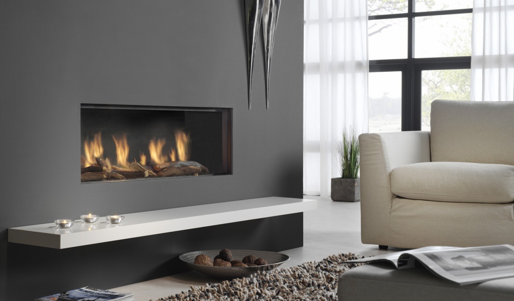 Горящий камин гостиной