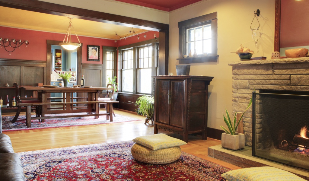 Горящий камин в гостиной