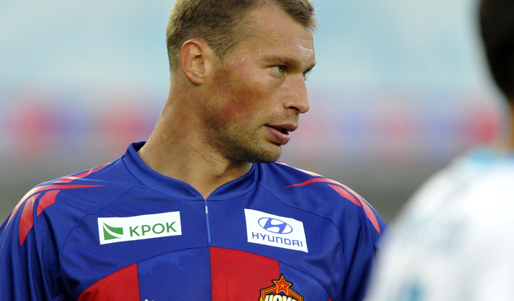 Защитник ЦСКА Василий Березуцкий на поле