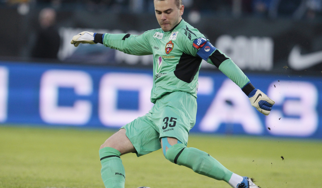 Вратарь ЦСКА Игорь Акинфеев бьет по мячу