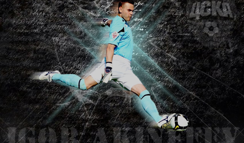 Вратарь ЦСКА Игорь Акинфеев с мячом