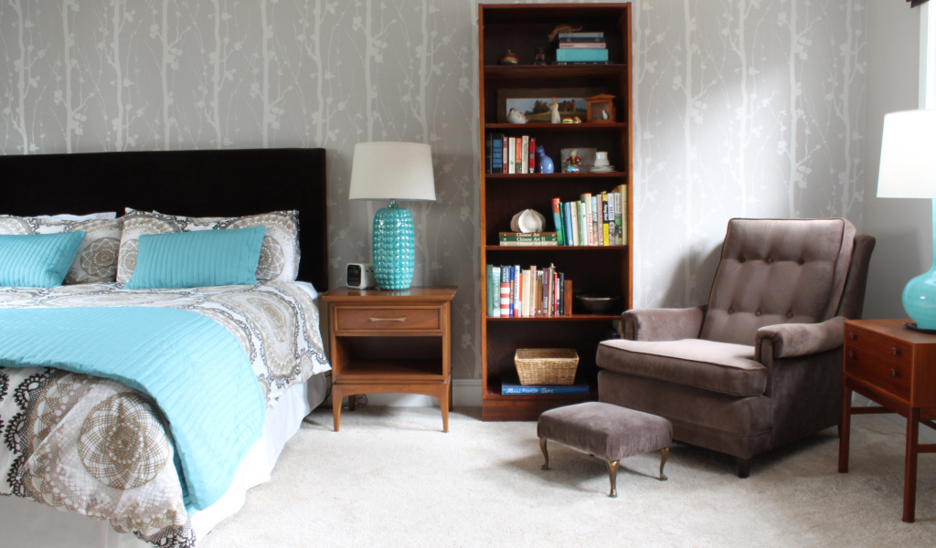Кресло в спальне