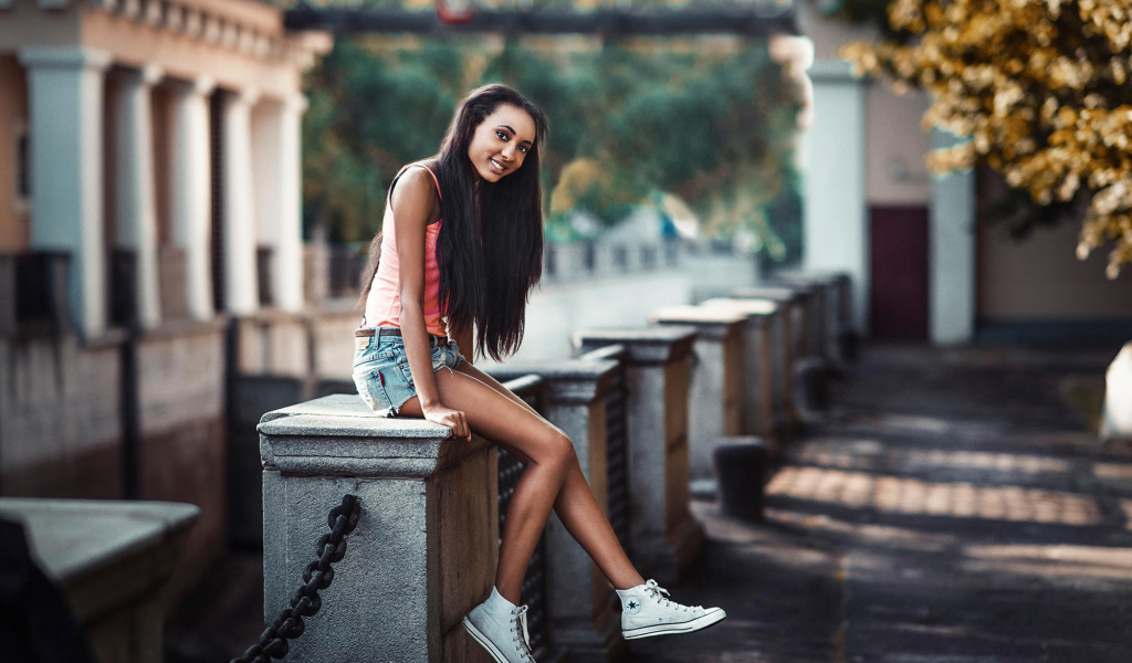 Веселая девушка в кедах