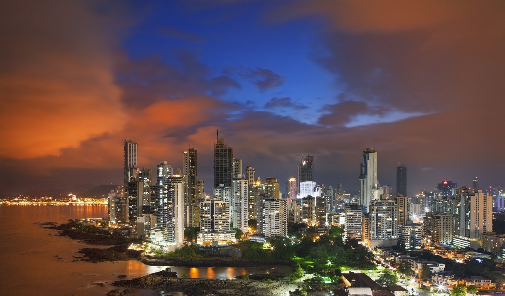 Город Панамы вечером
