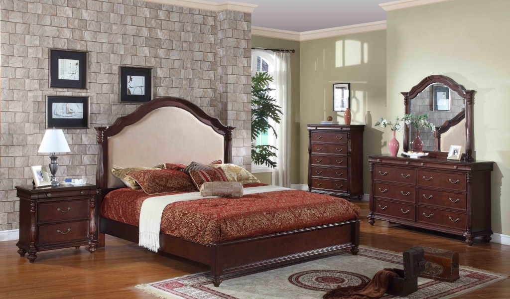 Классическая кровать в спальне