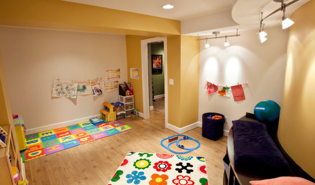 Пестрые коврики на полу в детской