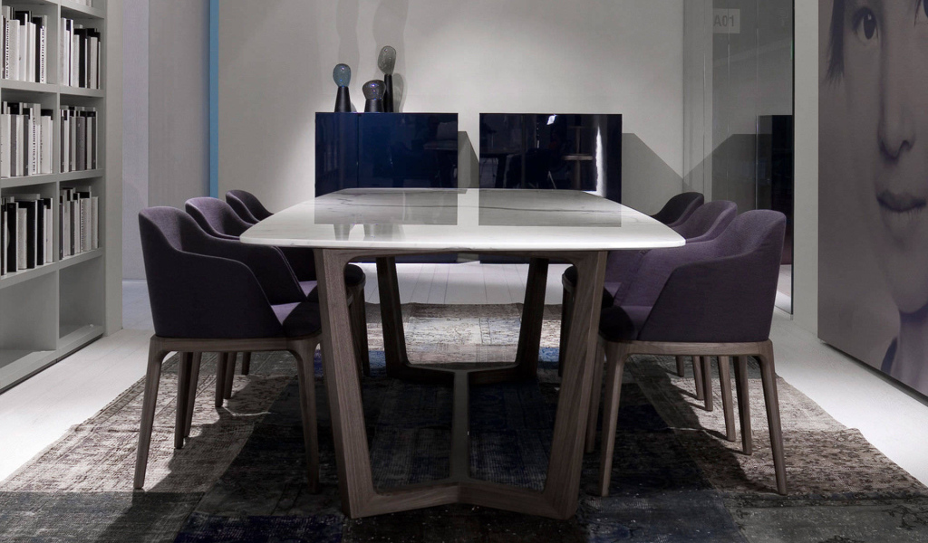 Удобные кресла в столовой