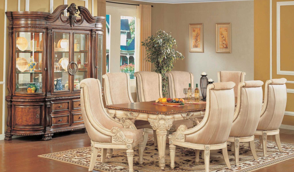 Кресла кремового цвета в столовой