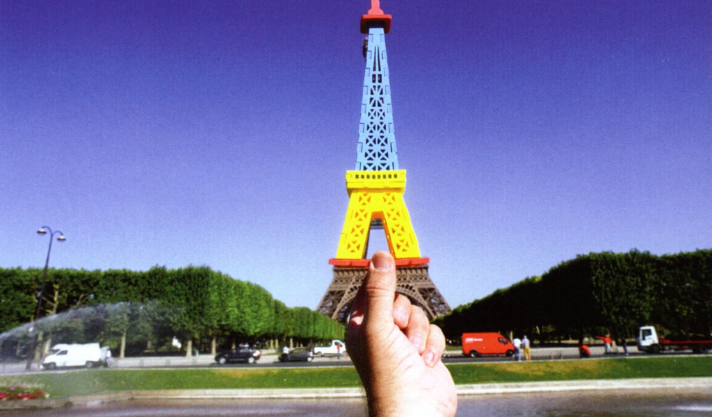 Креативное фото Эйфелевой башни