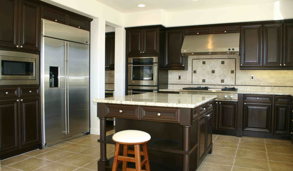 Темно коричневая мебель на кухне