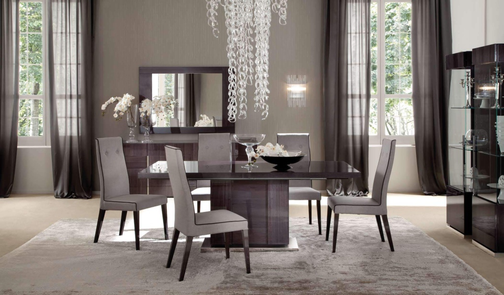 Декоративная люстра в столовой