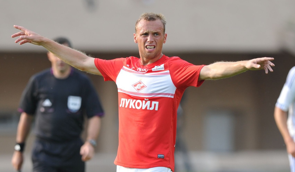 Денис Глушаков полузащитник Спартака в игре