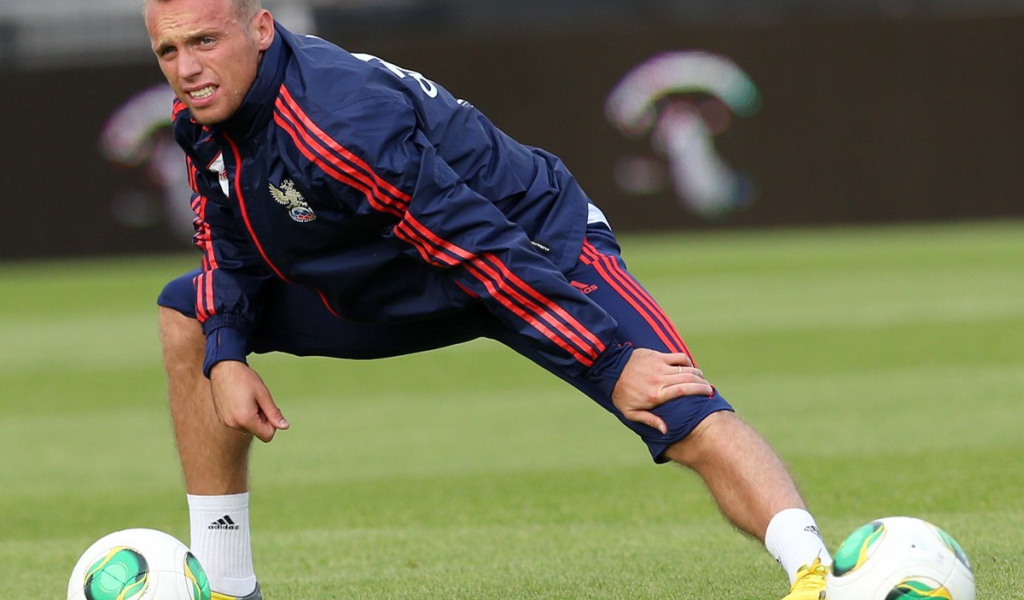 Денис Глушаков полузащитник Спартака на разминке