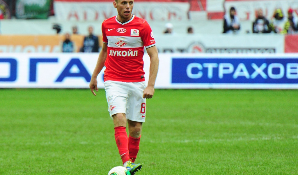 Денис Глушаков полузащитник Спартака с мячом