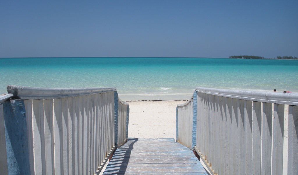 Спуск на пляж на курорте Кайо Гильермо, Куба