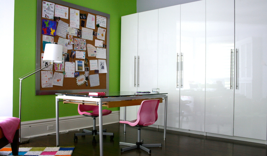 Рабочий стол в детской комнате