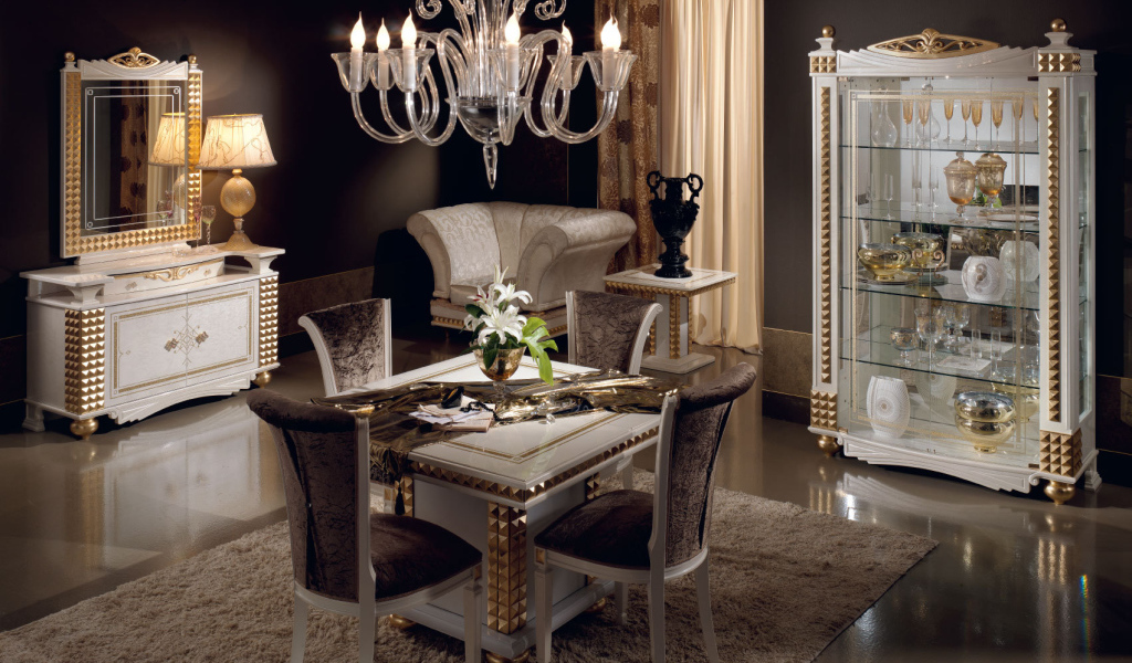 Столовая оформлена в темных тонах