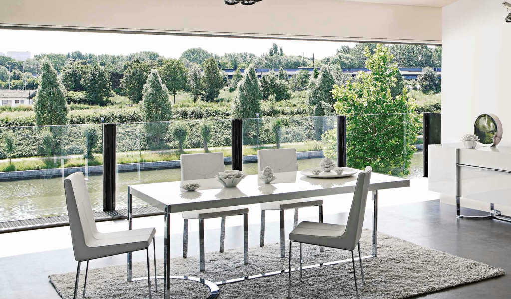 Столовая на балконе