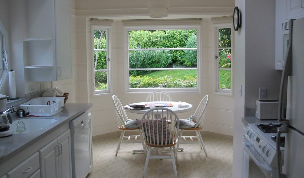 Окна столовой выходят в сад