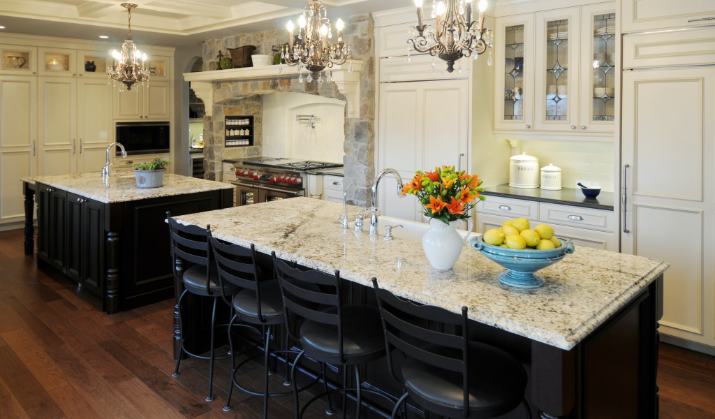 Обеденный стол в кухне