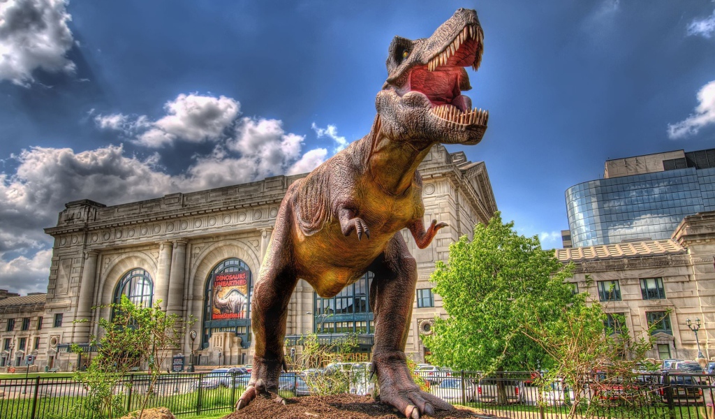 Скульптура динозавра у музея