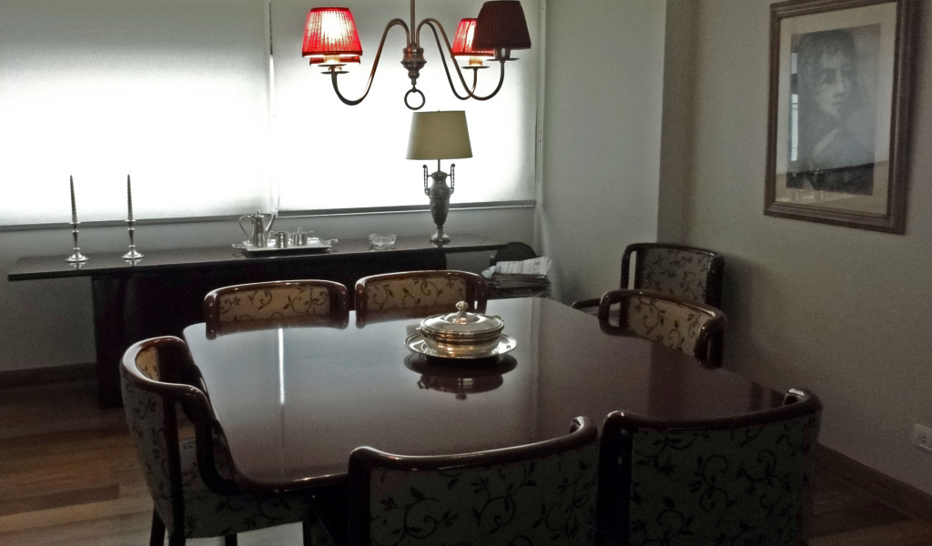 Блюдо на столе в столовой