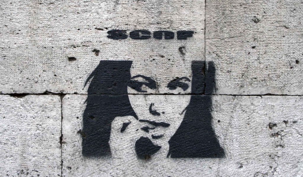 Рисунок девушки на стене