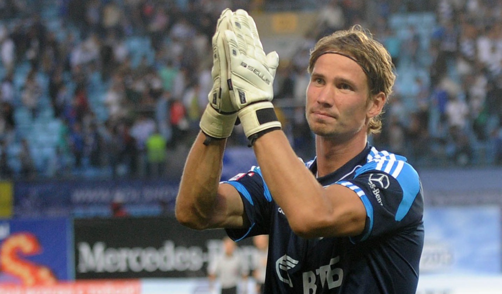 Антон Шунин вратарь Динамо приветствует болельщиков