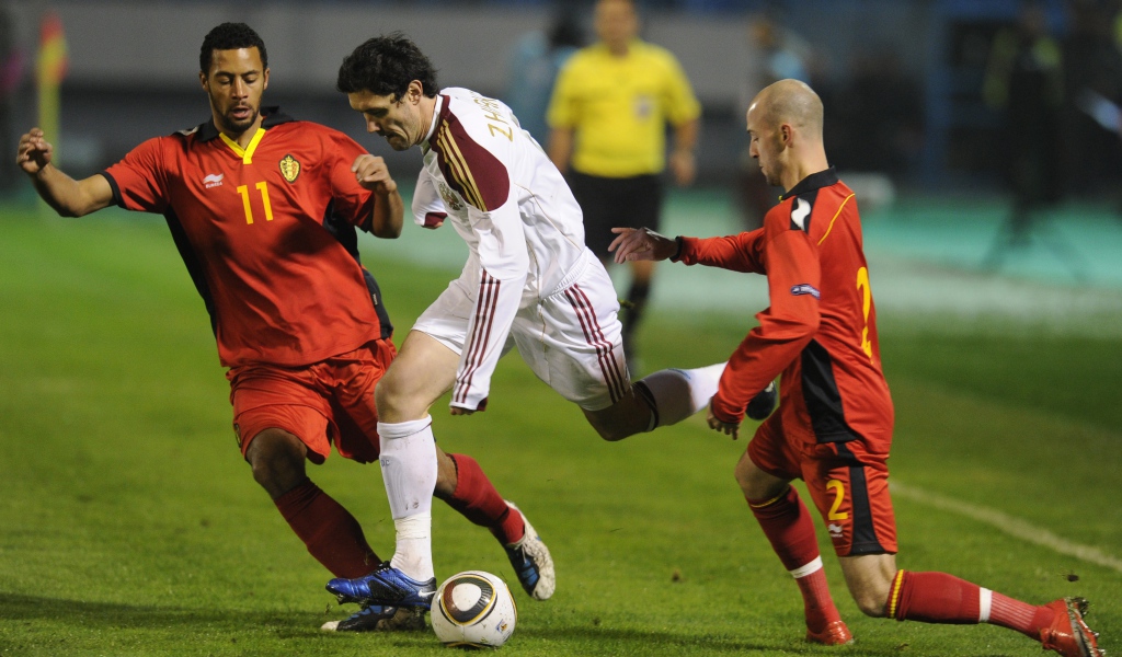 Полузащитник Динамо Юрий Жирков среди соперников