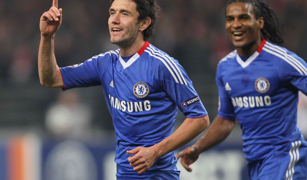 Полузащитник Динамо Юрий Жирков бежит по полю