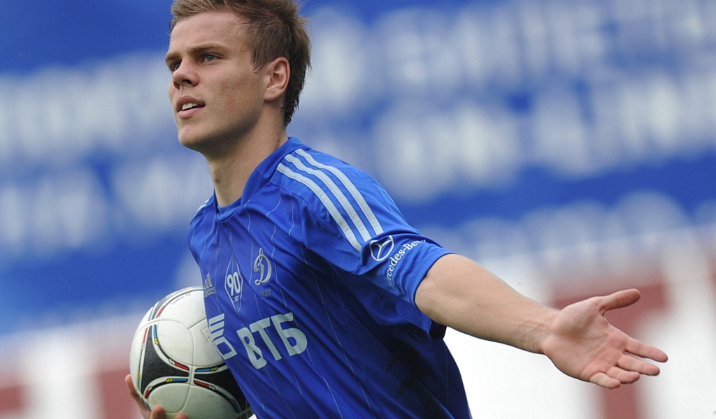 Нападающий Динамо Александр Кокорин с мячом