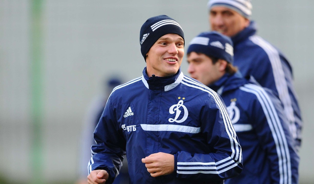 Нападающий Динамо Александр Кокорин с коллегами
