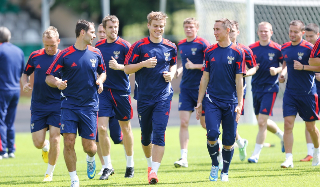 Нападающий Динамо Александр Кокорин со своей командой