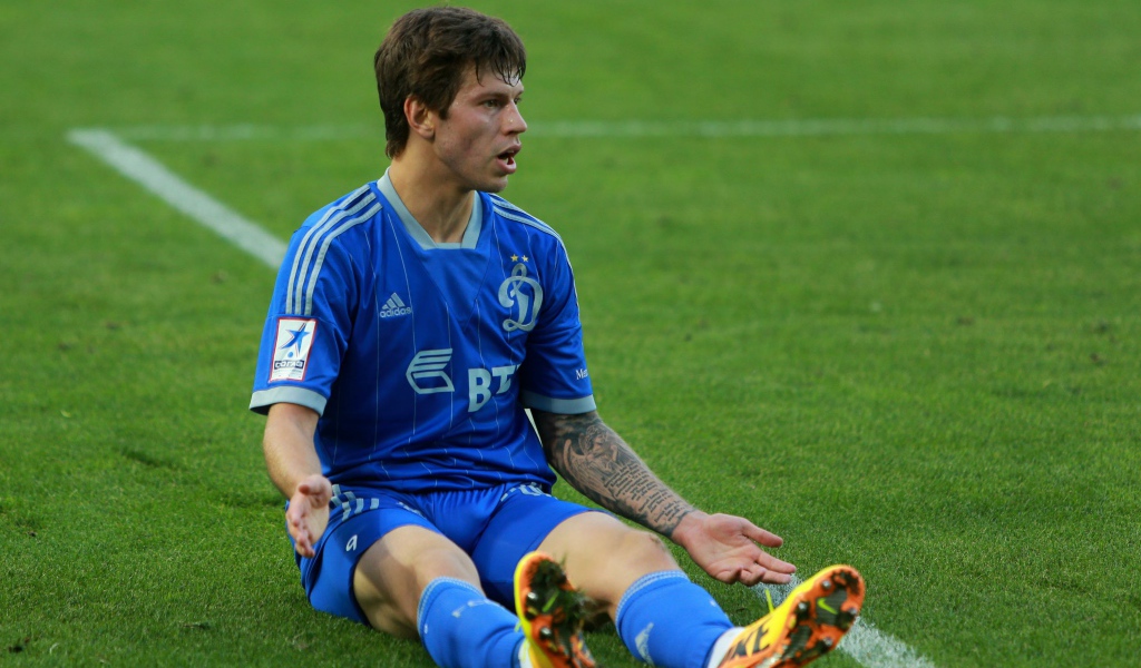 Нападающий Динамо Федор Смолов на поле