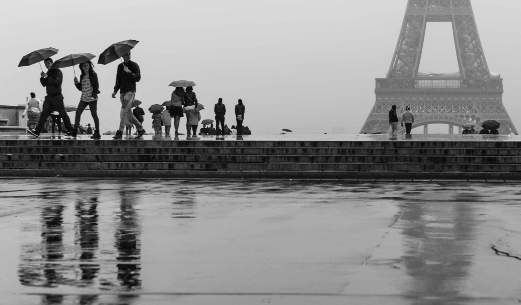 Эйфелева башня в дождливую погоду, чёрно-белое фото