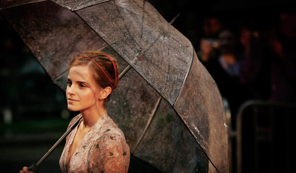 Эмма Уотсон с зонтом
