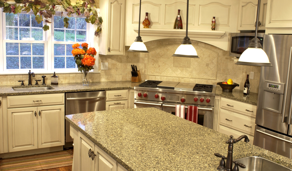 Кран на столе в кухне