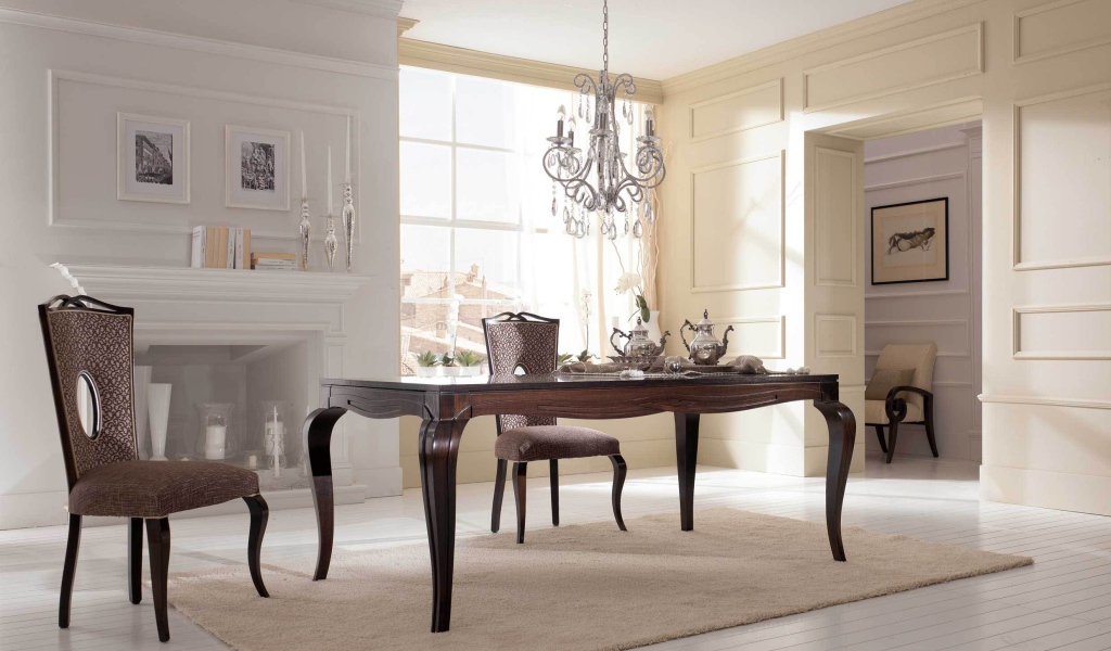 Камин в столовой