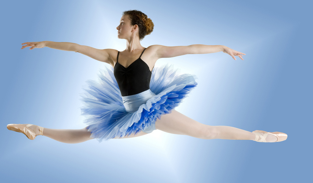 Парящая в воздухе балерина