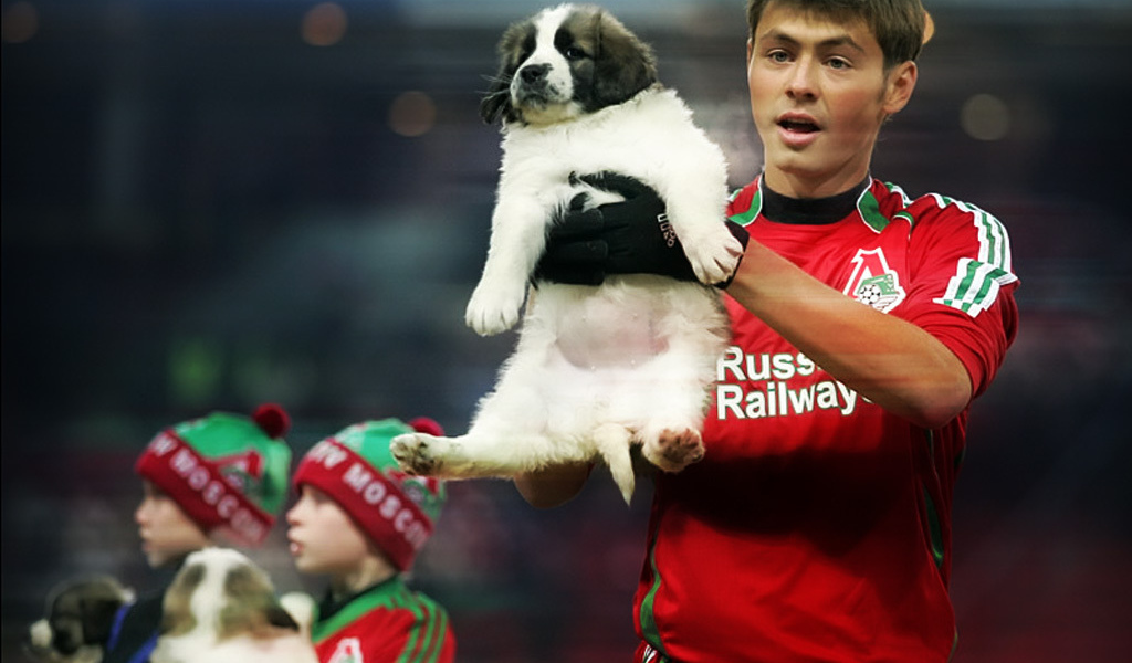 Футболист Динияр Билялетдинов с собакой