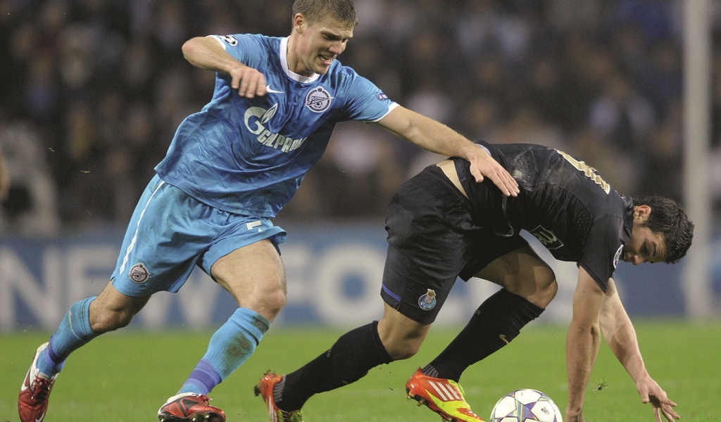 Футболист Игорь Денисов на поле