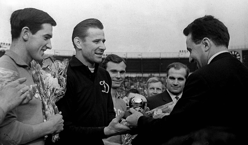 Футболист Лев Яшин получает награду