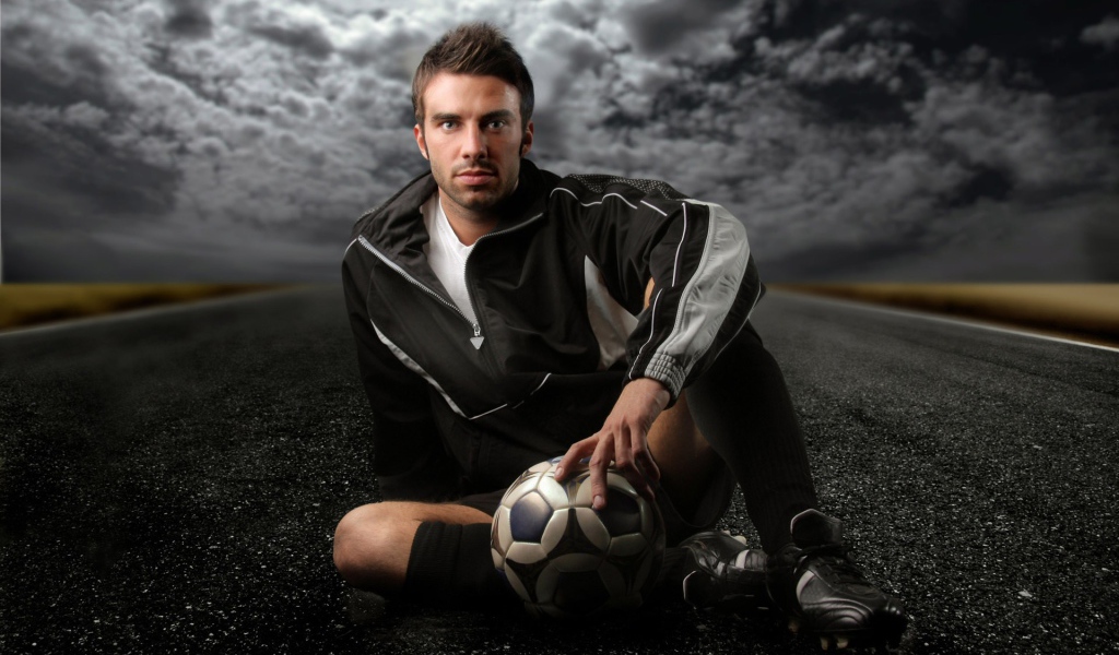 Футболист на дороге