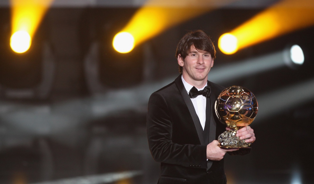 Футболист с наградой
