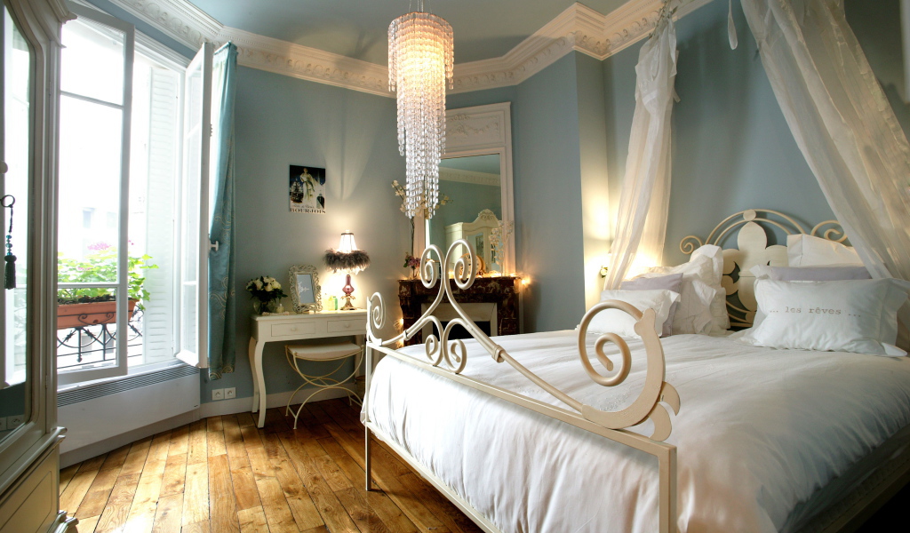 Кровать с балдахином в спальне