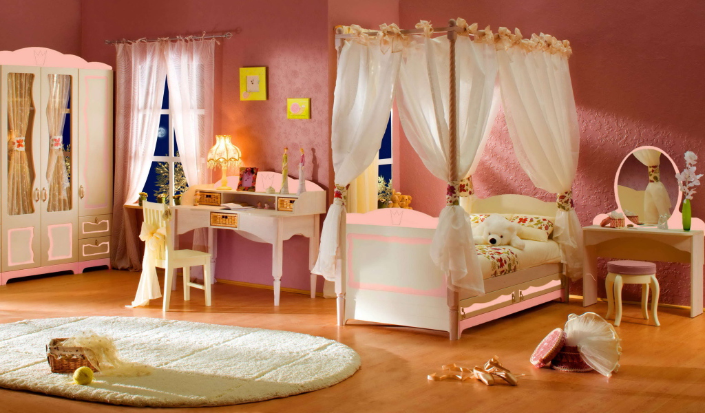 Кровать с балдахином в детской комнате