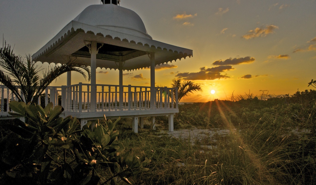 Беседка на побережье на курорте Кайо Санта Мария, Куба