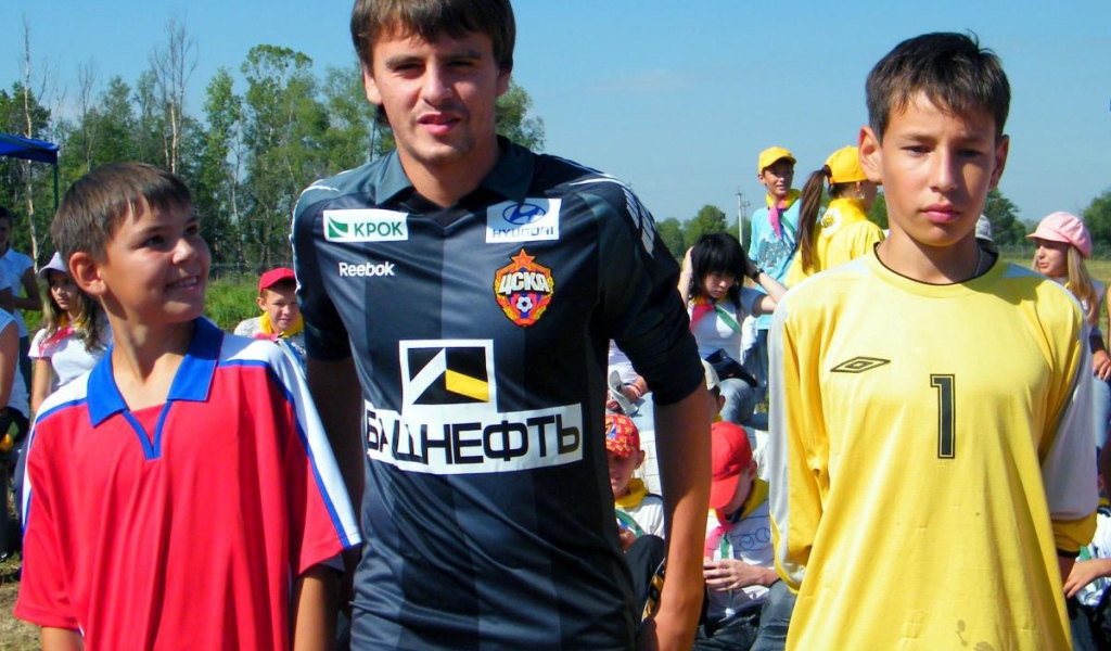 Георгий Щенников защитник ЦСКА с болельщиками