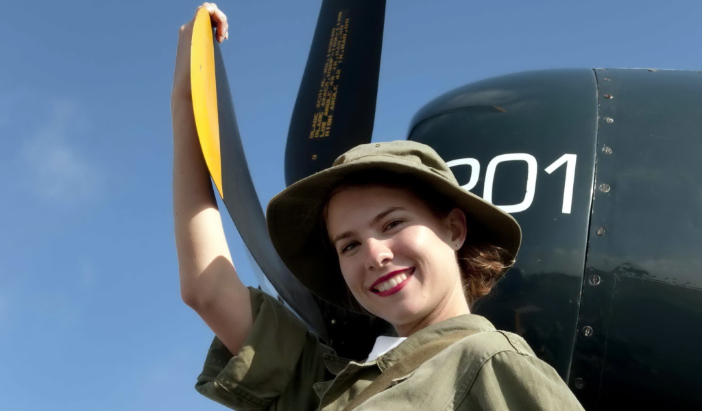 Девушка около самолета